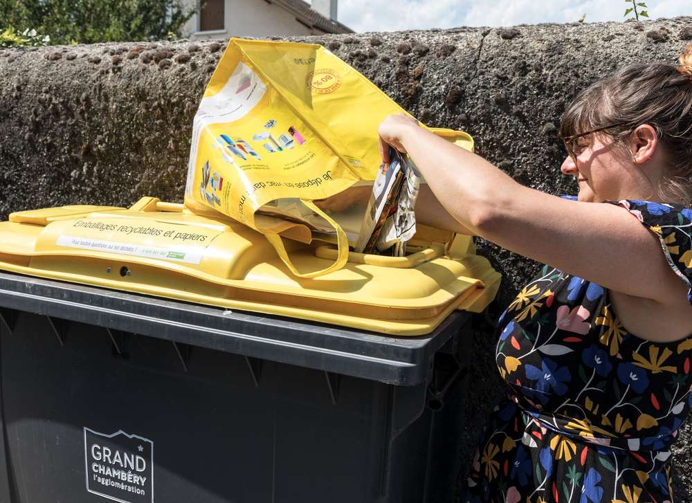 23277_258_Vidage-sac-jaune-dechets-reyclables