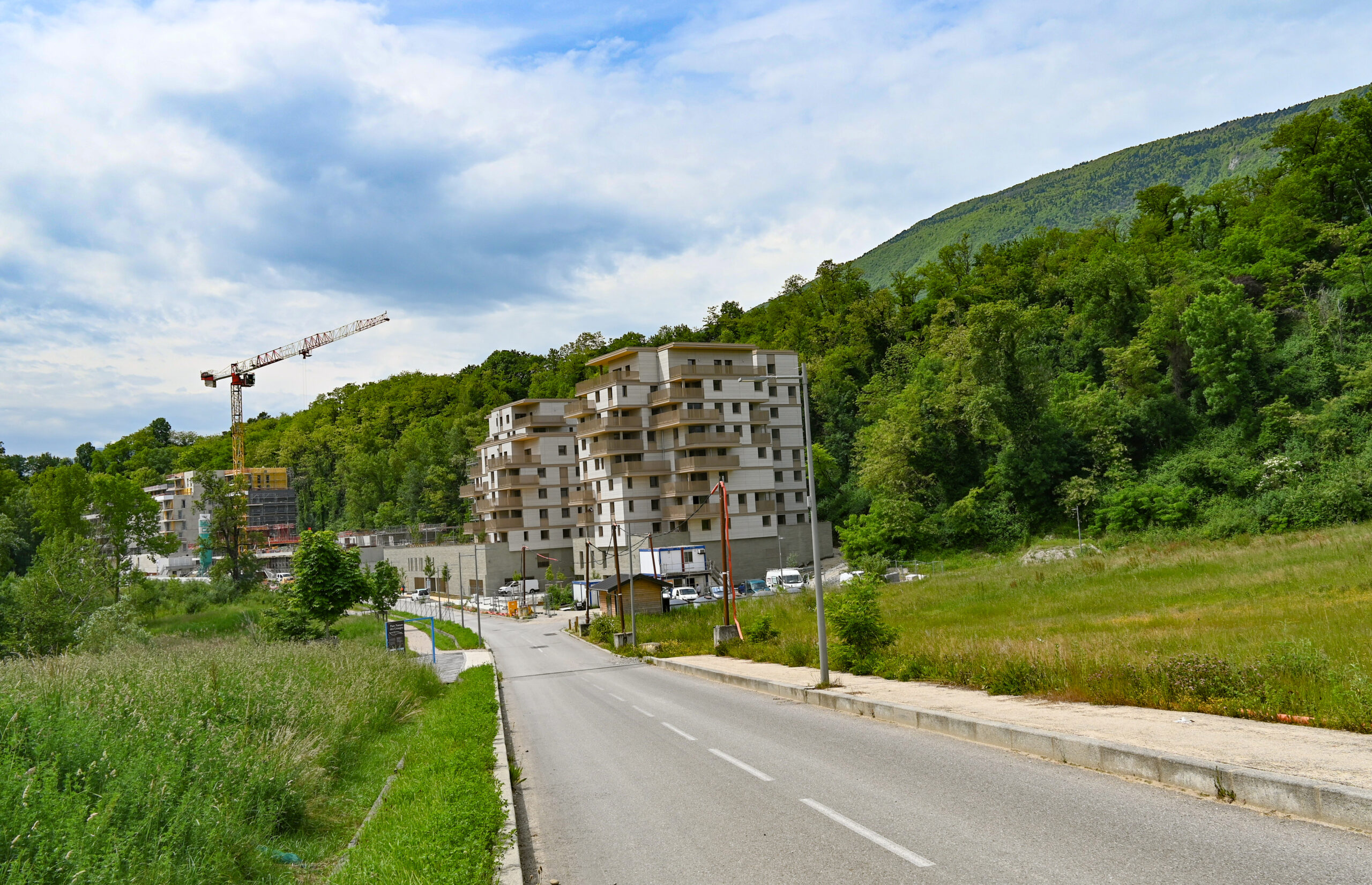 20250519_Ecohameau immeubles falaise et parc nature (14)
